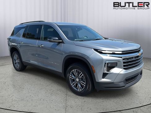 Used 2025 Chevrolet Traverse LT FWD image 8