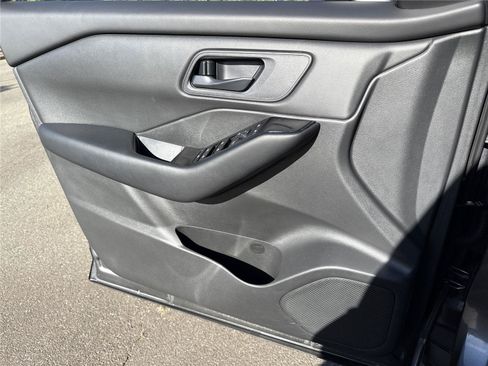 Used 2025 Nissan Rogue S FWD image 19