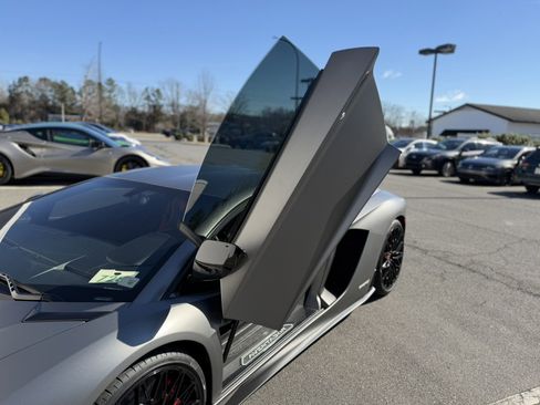 Used 2018 Lamborghini Aventador S image 15