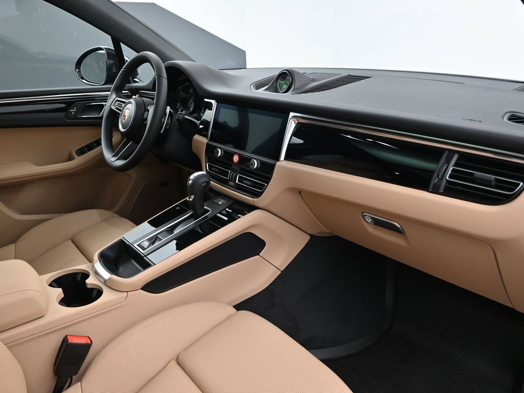 Certified 2026 Porsche Macan AWD/4WD image 14