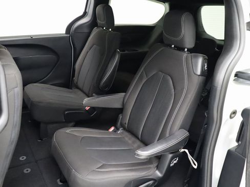 Used 2020 Chrysler Pacifica Touring w/ S Appearance Package image 17