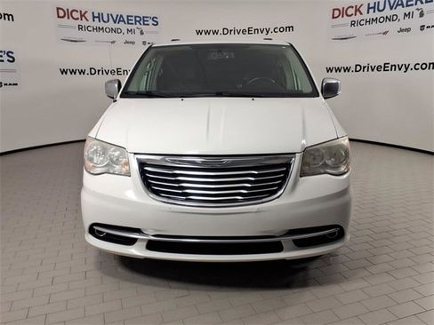 Used 2014 Chrysler Town & Country Touring-L w/ Driver Convenience Group image 2