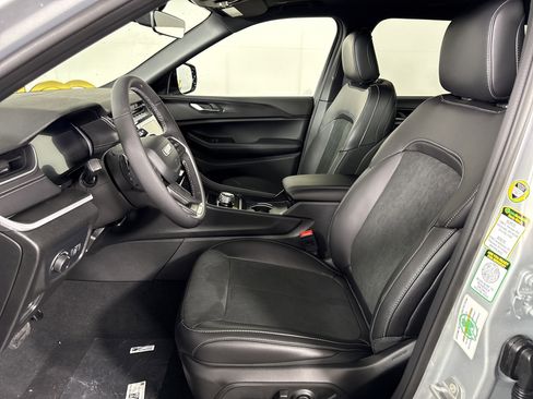 New 2025 Jeep Grand Cherokee L Altitude image 9