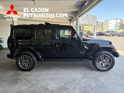 Used 2023 Jeep Wrangler Unlimited Sahara AWD/4WD image 2