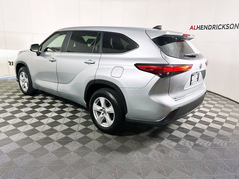 Used 2023 Toyota Highlander LE image 5