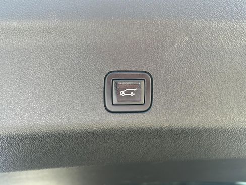 Used 2024 Chevrolet Suburban Premier image 39