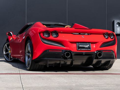 Used 2021 Ferrari F8 Tributo image 6