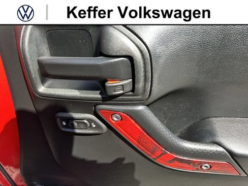 Used 2018 Jeep Wrangler Unlimited Sahara AWD/4WD image 28
