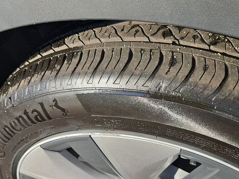 Used 2022 Tesla Model Y Long Range image 31