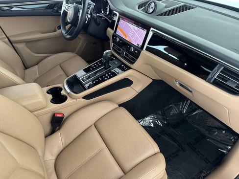 Certified 2022 Porsche Macan AWD/4WD image 16