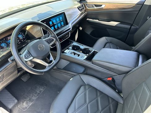 Certified 2025 Volkswagen Atlas SE FWD image 16