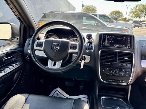 Used 2017 Dodge Grand Caravan GT FWD image 3