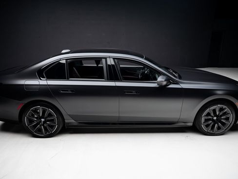 Used 2023 BMW i7 xDrive60 image 32