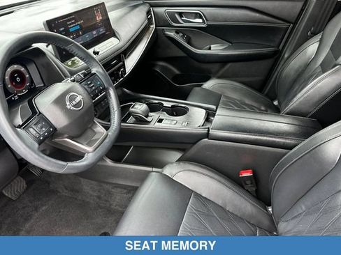 Used 2025 Nissan Rogue Platinum FWD image 11
