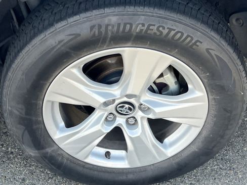 Used 2021 Toyota RAV4 XLE image 17