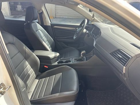Used 2024 Volkswagen Jetta SE FWD image 3