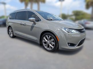 Used 2020 Chrysler Pacifica Limited w/ Tire & Wheel Group FWD video 2