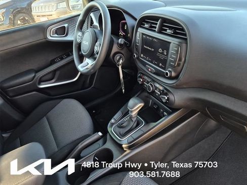 Certified 2025 Kia Soul LX w/ LX Technology Package FWD image 11