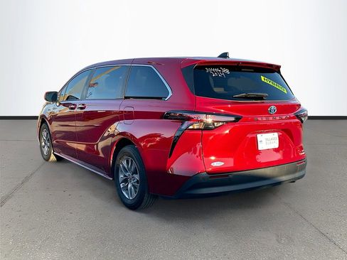 Used 2024 Toyota Sienna XLE image 5