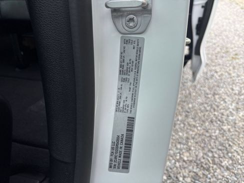 Used 2025 Chrysler Pacifica Limited FWD image 34