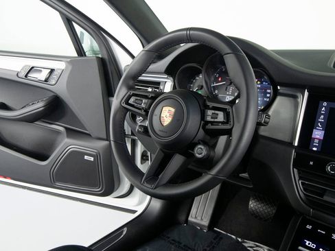 Certified 2026 Porsche Macan AWD/4WD image 31