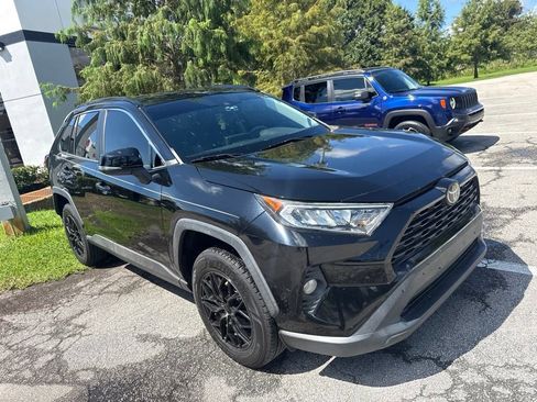 Used 2021 Toyota RAV4 XLE FWD image 2