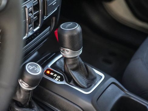 Used 2023 Jeep Gladiator Sport AWD/4WD image 18
