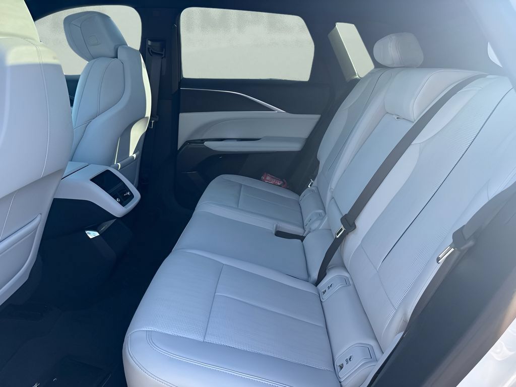 Used 2025 Cadillac Lyriq Luxury RWD image 14