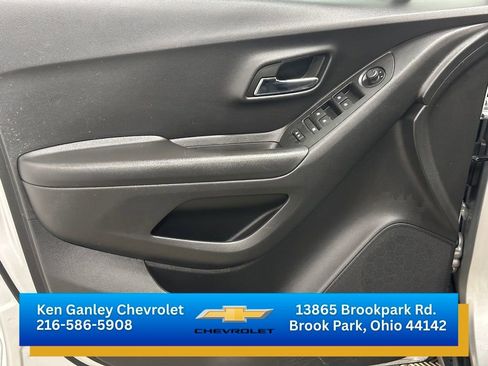 Used 2022 Chevrolet Trax LT w/ LT Convenience Package AWD/4WD image 7
