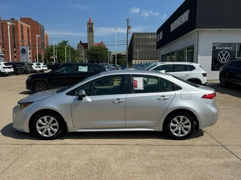 Used 2022 Toyota Corolla LE FWD image 3