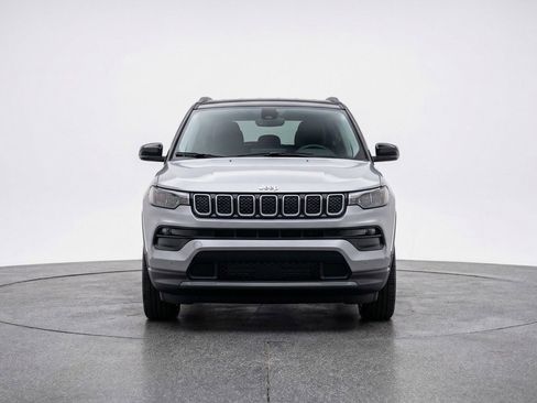Used 2025 Jeep Compass Latitude image 2