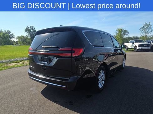 Used 2023 Chrysler Pacifica Touring-L FWD image 10