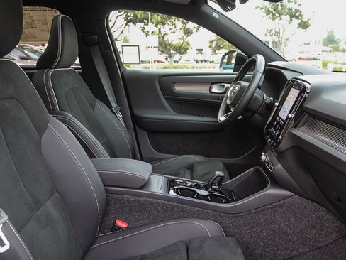 Used 2025 Volvo XC40 B5 Plus AWD/4WD image 17