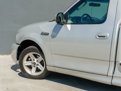 Used 2004 Ford F150 Lightning RWD image 46