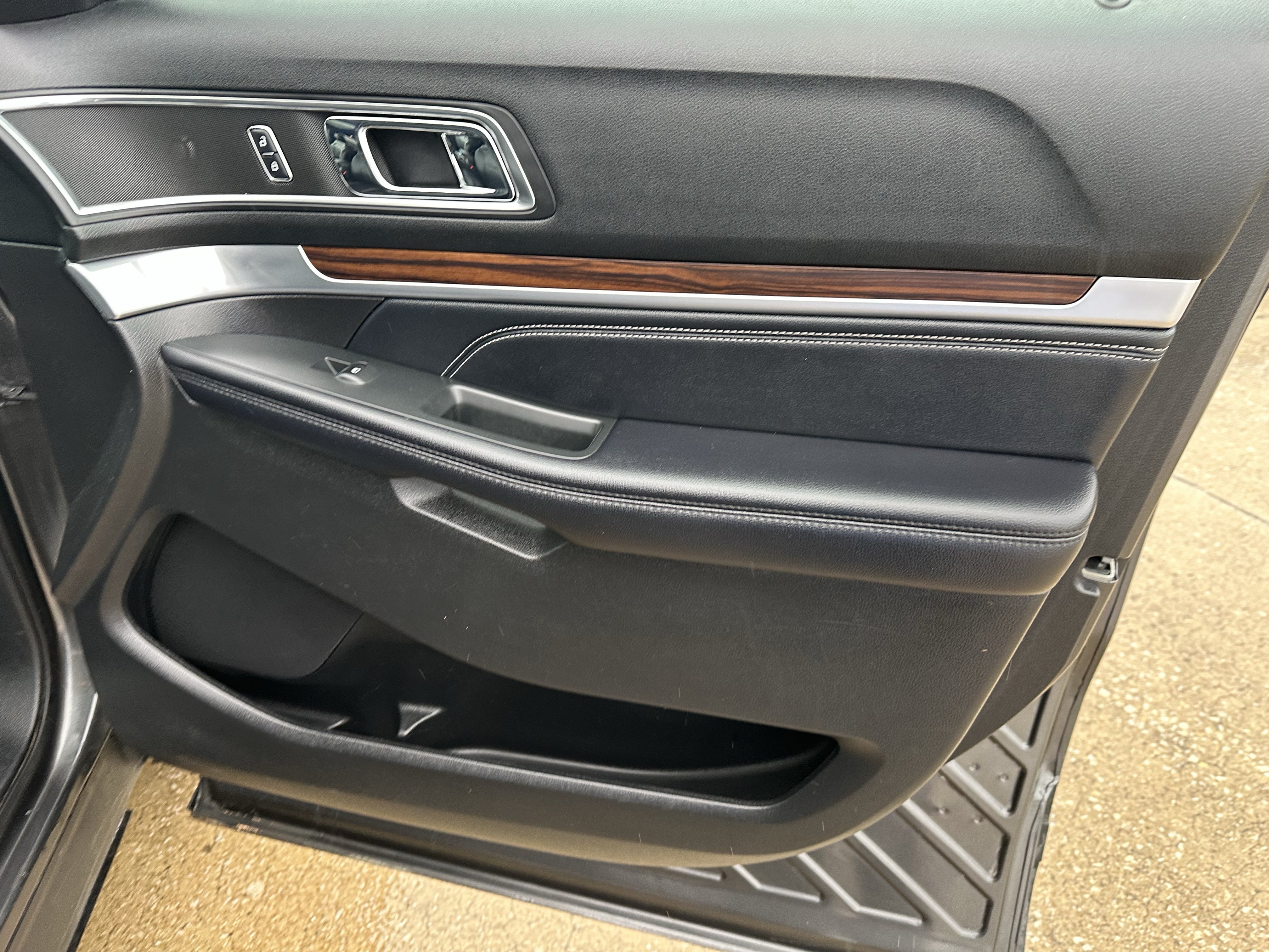 Used 2018 Ford Explorer Limited FWD image 12