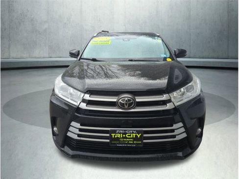 Used 2018 Toyota Highlander XLE w/ Carpet Mat Package (TMS) AWD/4WD image 10