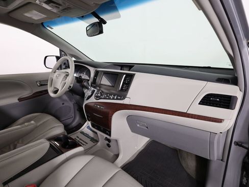 Used 2014 Toyota Sienna XLE w/ XLE Premium Package FWD image 23