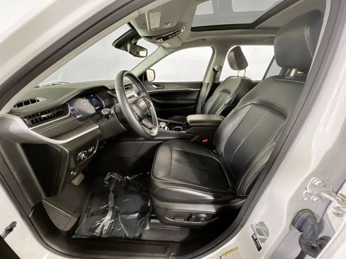 Used 2022 Jeep Grand Cherokee Limited image 21