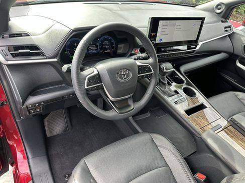 Used 2025 Toyota Sienna Limited image 2