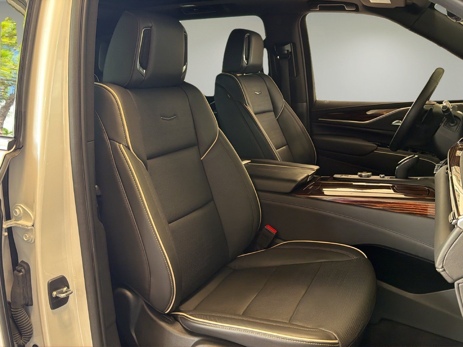 Certified 2023 Cadillac Escalade ESV Premium Luxury w/ LPO, Illumination Package AWD/4WD image 18