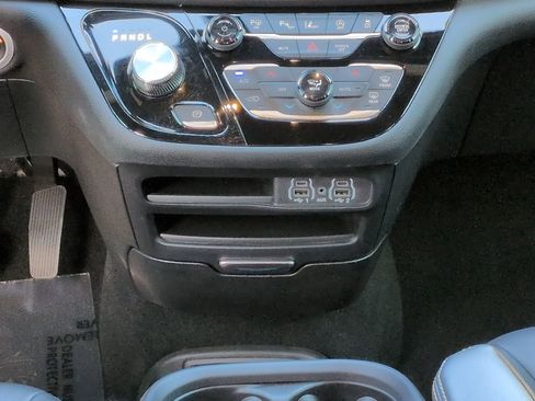 Used 2025 Chrysler Pacifica Select image 18