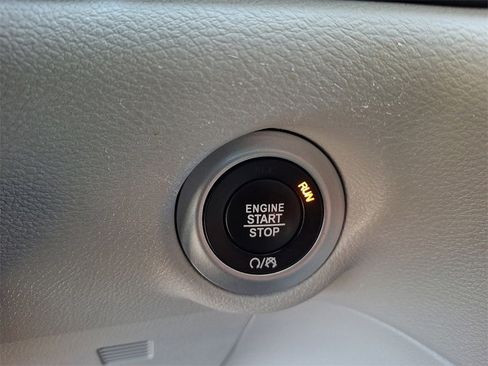 Used 2023 Chrysler Voyager LX image 25