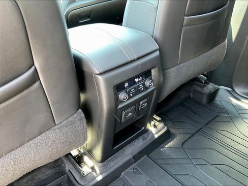 Used 2021 Chevrolet Traverse Premier w/ Redline Edition AWD/4WD image 10