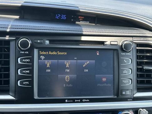 Used 2017 Toyota Highlander SE AWD/4WD image 39