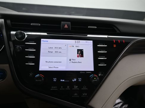 Used 2019 Toyota Camry XLE image 16