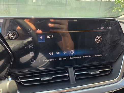 Used 2025 Chevrolet Trax LT FWD image 25