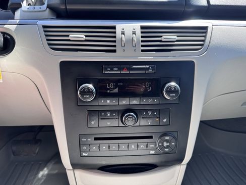 Used 2011 Volkswagen Routan SEL FWD image 27