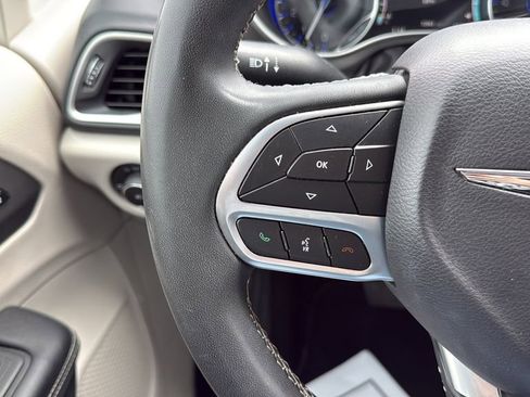 Used 2023 Chrysler Pacifica Touring-L FWD image 32