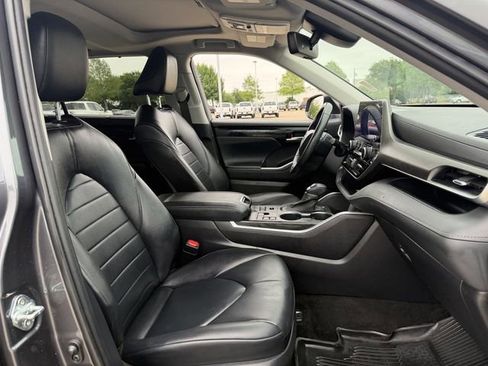 Used 2023 Toyota Highlander XLE AWD/4WD image 30