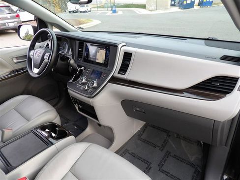 Used 2017 Toyota Sienna XLE image 19